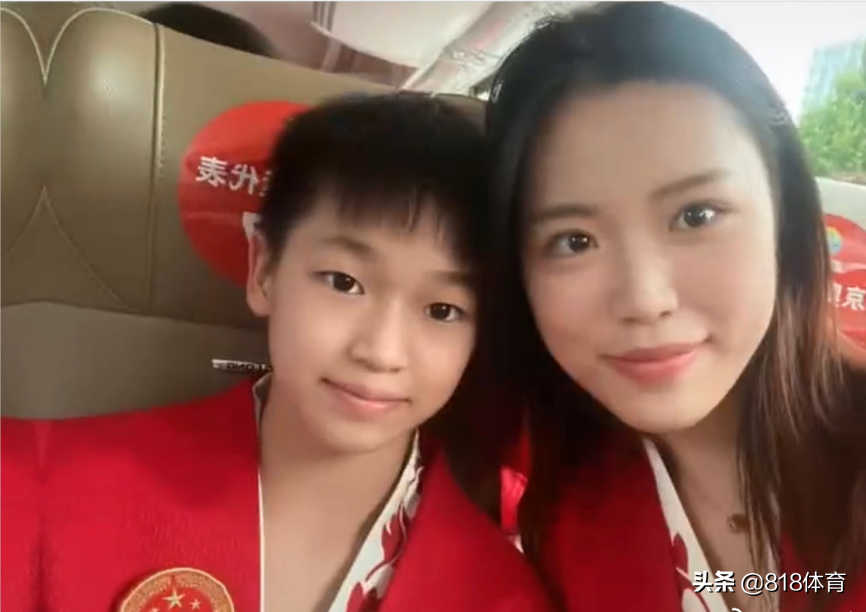梦幻联动！杨倩晒与全红婵贴脸同框，开美颜把红姐美人痣给整没了