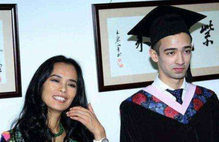 韦唯的三个儿子，两个是北大学霸一个成拳击冠军，网友：怎么教的