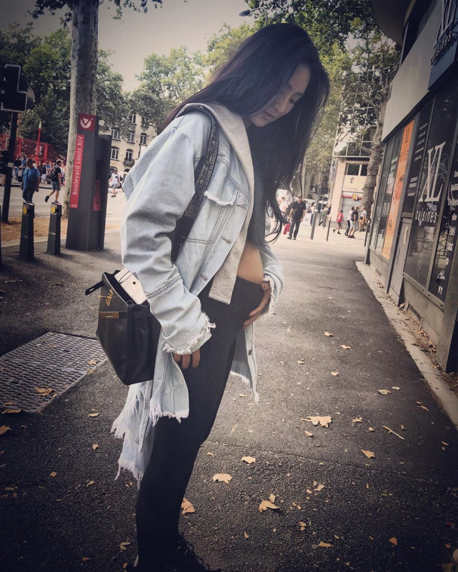 曹格曬夫妻合照撒糖，手撫老婆小腹表情吃驚，吳速玲被猜懷三胎