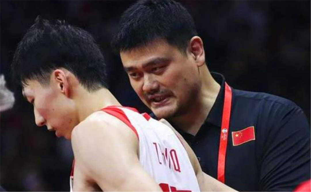 不依不饶！CBA周琦别闹了，2400万仍嫌少，新疆男篮的底线被触碰