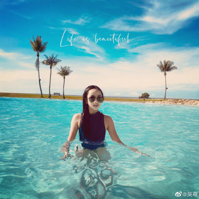 吴尊带儿女冲浪，10岁Neinei长腿抢镜，穿泳衣展超模气质