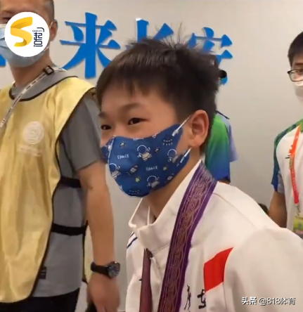 团宠!全红婵戴儿童口罩超萌,记者问:哪个小朋友送的?红姐:我师姐