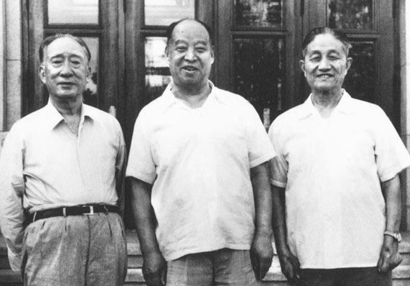 他是兵团司令，授衔时没有军衔，曾气得主席在雪地走了好多圈