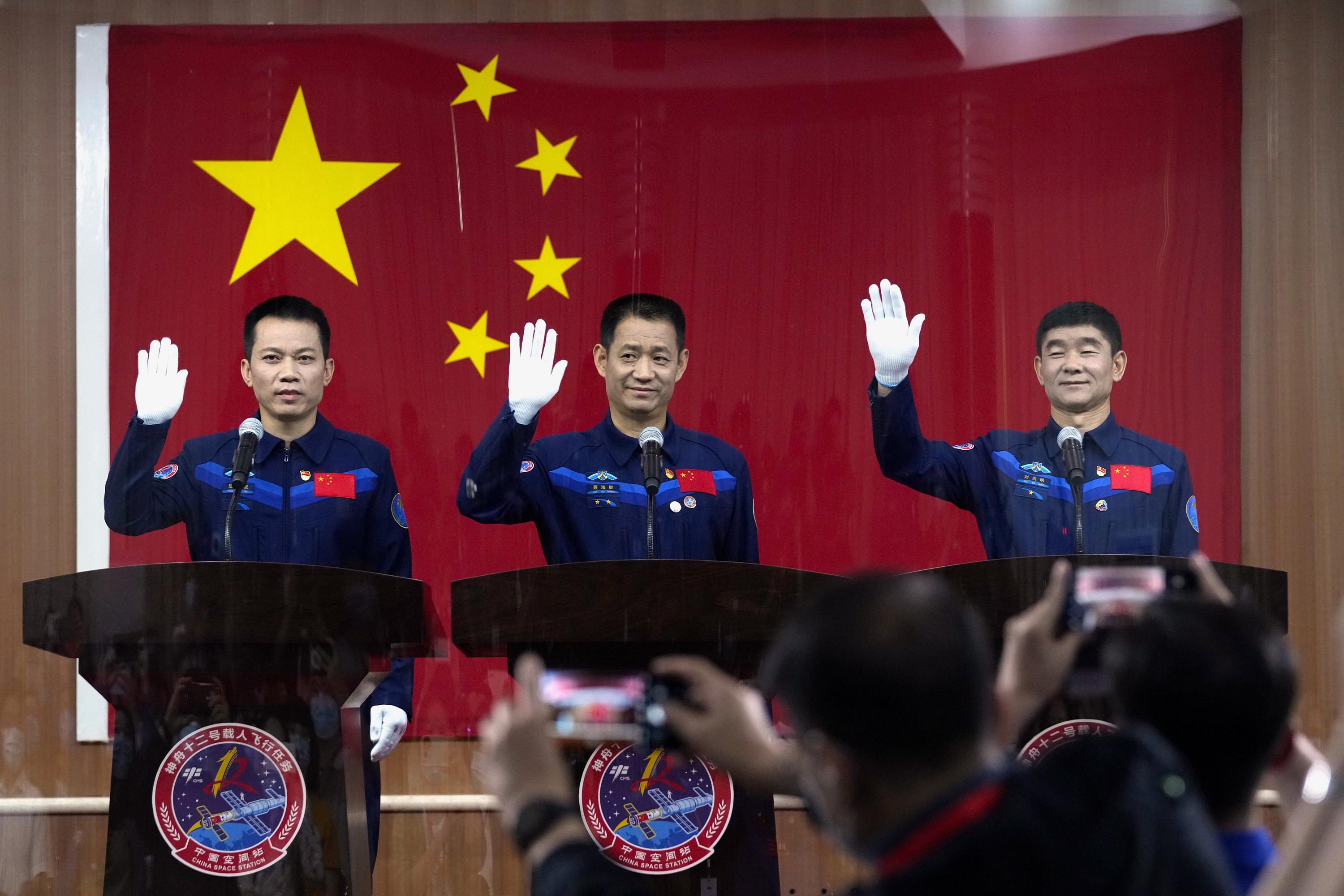 外国网民感慨中国航天奇迹：别人都向西方低头了，就中国膝盖没弯
