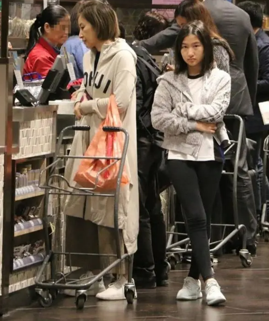 关咏荷现身商场，美貌好身材被赞保养有道，牵着女儿像姐妹