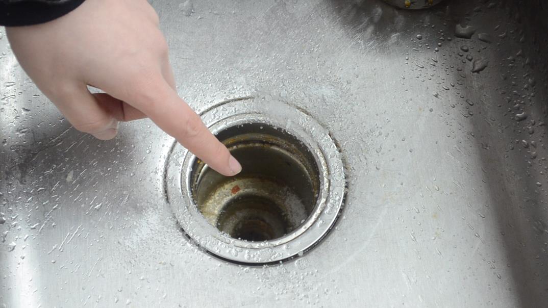 洗碗池上撒一把食鹽，作用真厲害，多數家庭還不會，看完長見識了