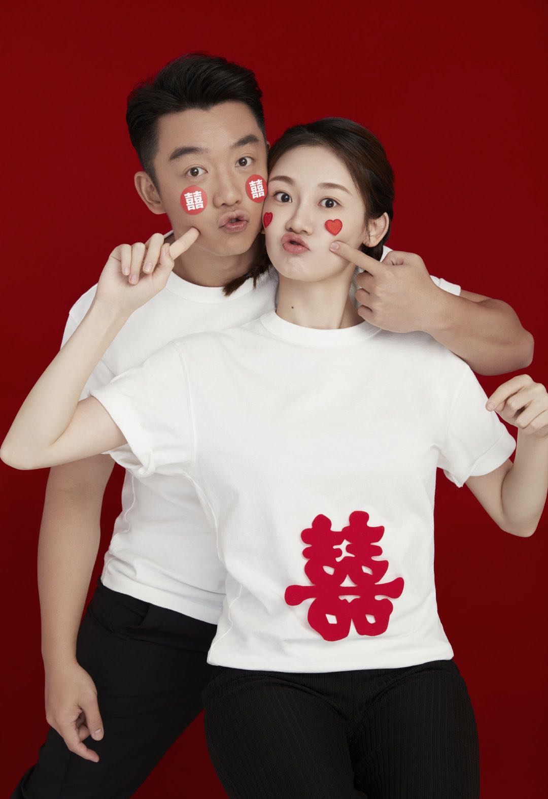 郑恺官宣苗苗生女，10月10日传生孩，没陪老婆坐月子开工很拼