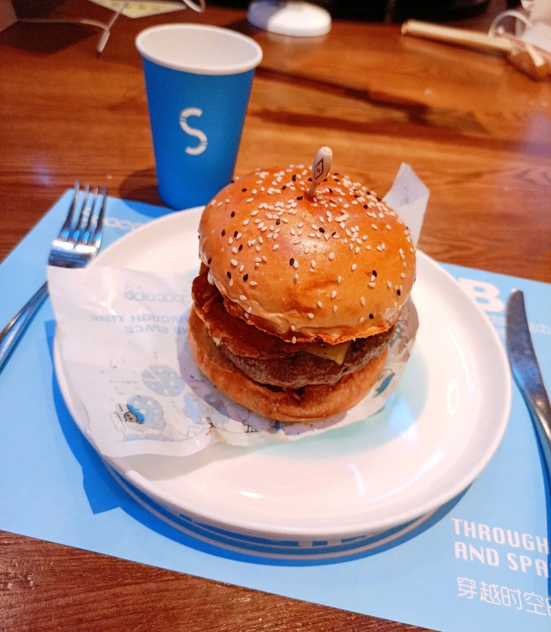 探店 | 机器人传菜?机械臂炒菜?"黑科技"餐厅有多智能?