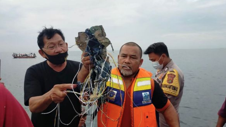 印尼噩耗再次傳來，波音737客機高度斷崖下降超1萬英尺，飛機成碎片