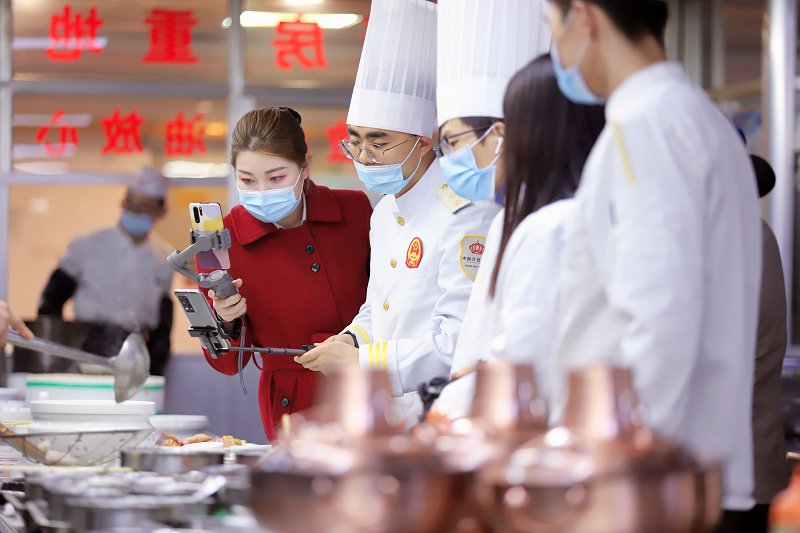 平凉广成大酒店搭乘数字文旅快车 邀“网红”进后厨推介美味佳肴