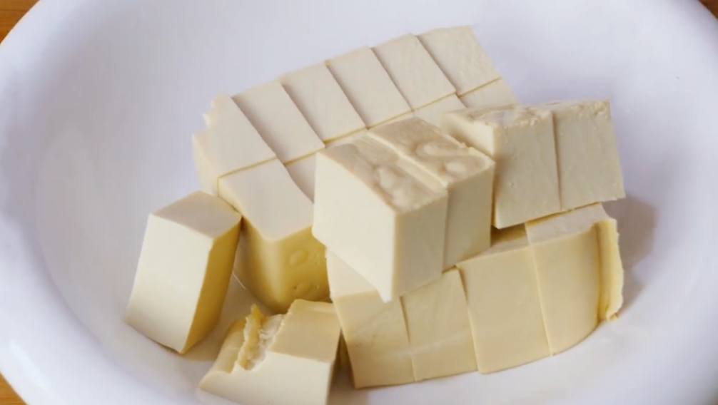 香菇燉豆腐越燉越好吃，做法簡單，出鍋香氣四溢，湯汁配米飯也香