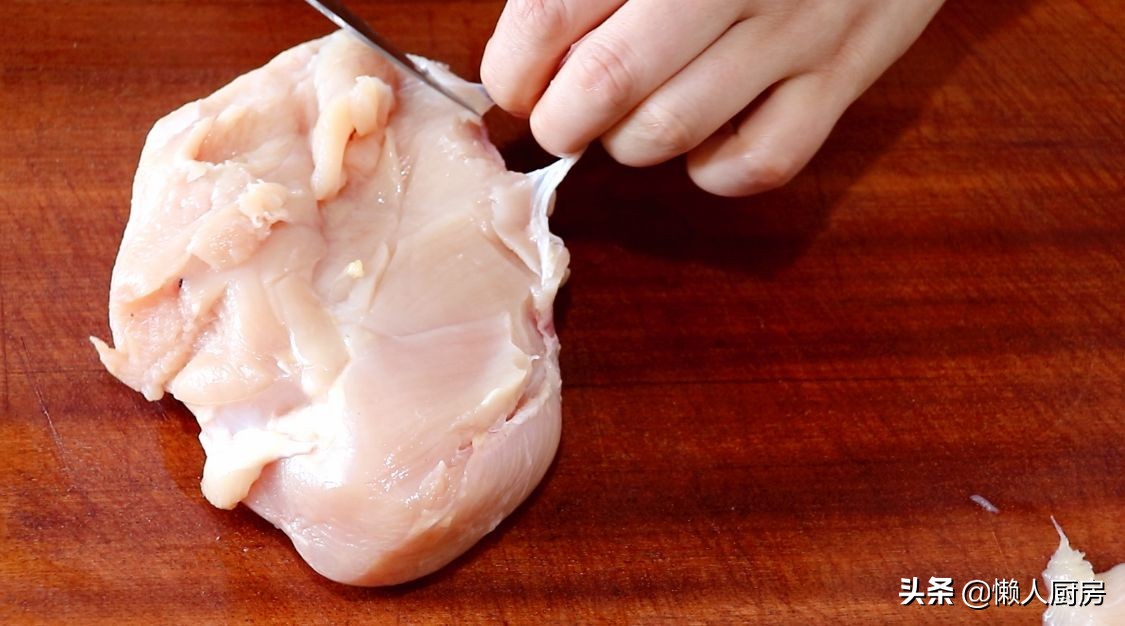 健身的人最爱鸡胸肉，教你新做法，比薯片还脆，别错过
