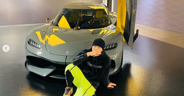 周杰倫與女兒坐豪車同框，5歲小周週紮馬尾穿皮衣，時尚感十足