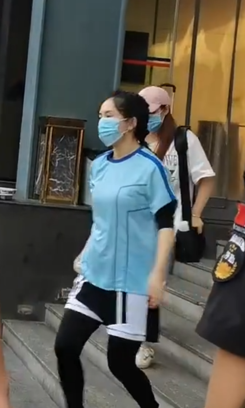 谢娜生完二胎复工，不忘与张杰撒糖，将老公保温杯随身带在身边