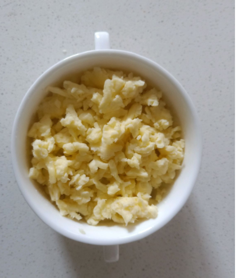 餐厅同款的芝士焗土豆泥，不用烤箱也可以做，奶香十足拉丝好吃