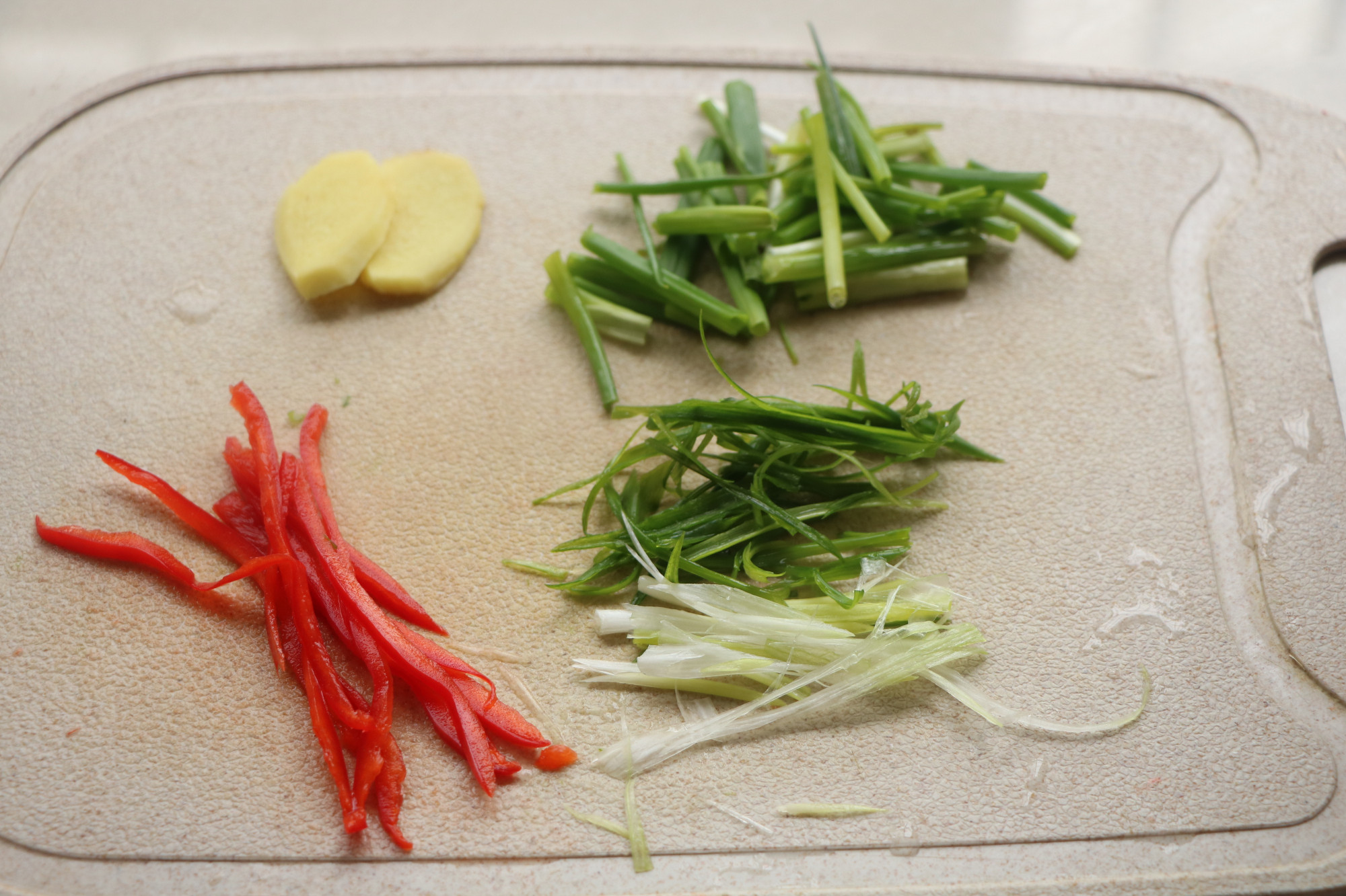 最近迷上了吃鱼，肉多刺少超鲜嫩，不管清蒸红烧，每顿一条不够吃