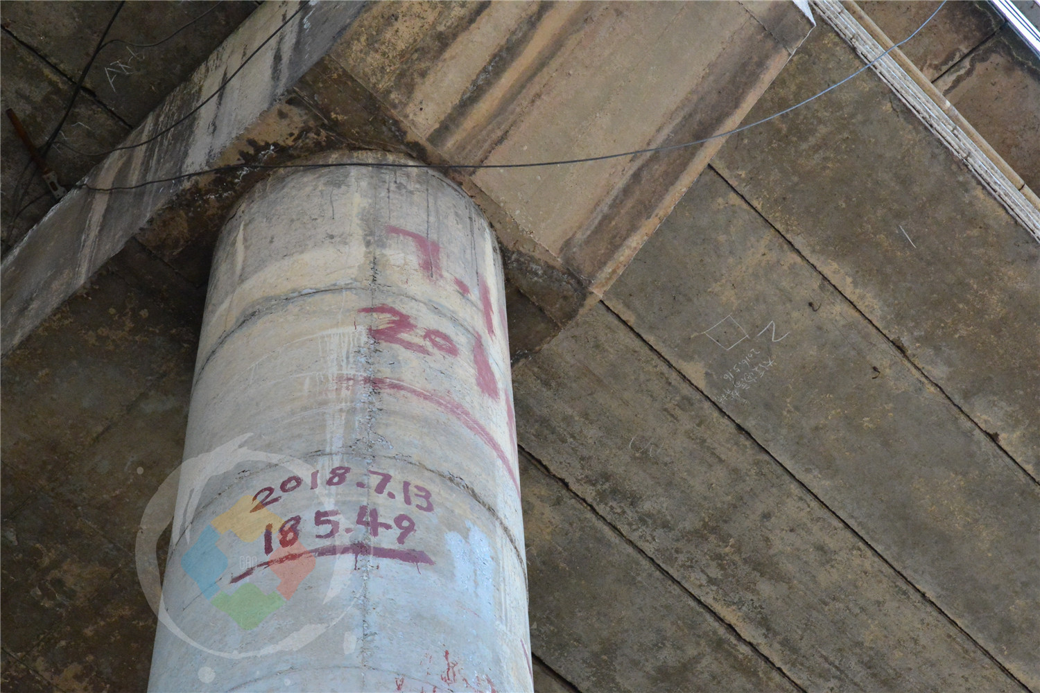 抬头能见轻轨，低头可以戏江水，快乐与危险并存的重庆大溪沟码头