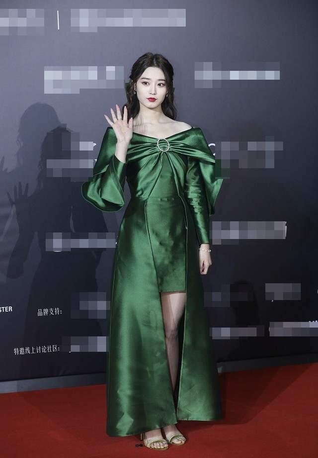 万茜回应“赖红毯”、 蹭座疑云解开了，但女星红毯大戏永不停息