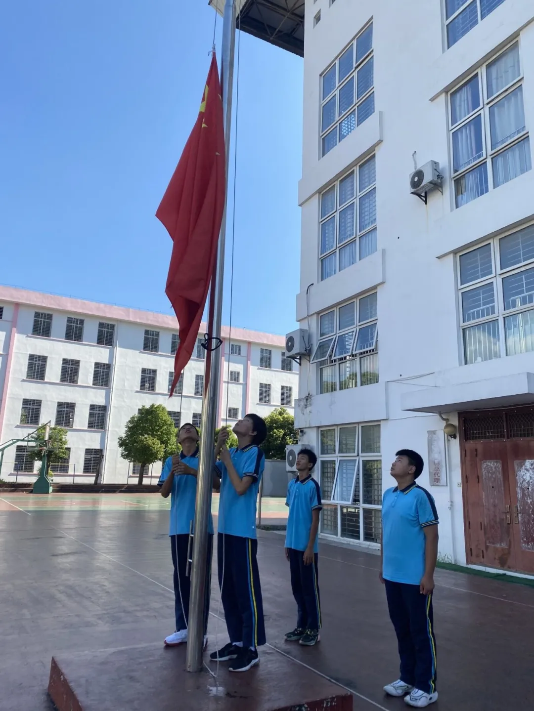 桂林市穿山中學(xué)舉行2021年春季學(xué)期散學(xué)典禮(圖3) 桂林市穿山中學(xué)舉行2021年春季學(xué)期散學(xué)典禮(圖3)