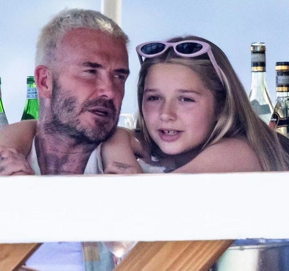 贝克汉姆一家出游意大利！穿彩虹衬衫胜似小鲜肉，嫩过16岁克鲁兹