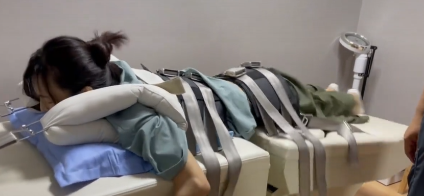 41岁张静初罕露面，做牵引治疗被吓一跳，因太瘦了医生感叹绑不住