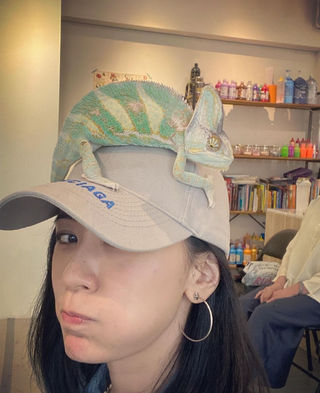 賈靜雯曬咘咘在脖子上掛兩條蛇人美膽大，女漢子波妞卻不淡定了