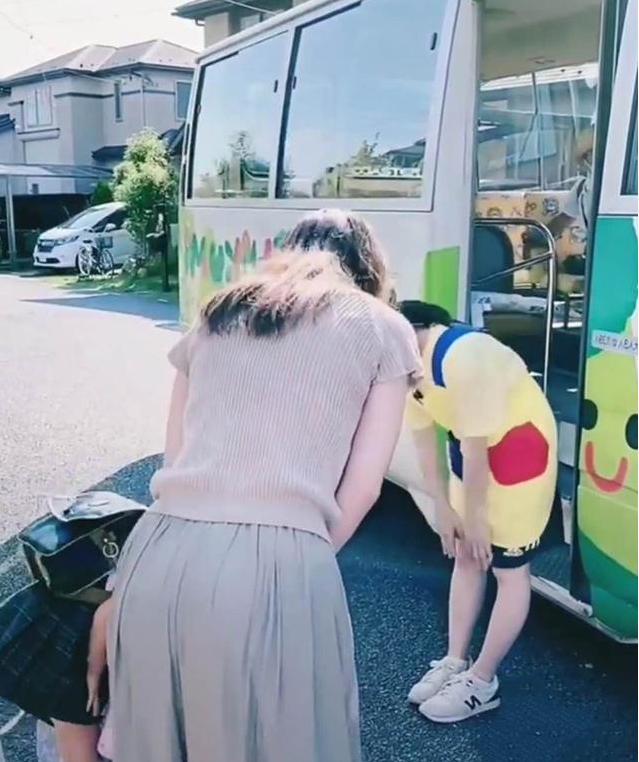 一个是“睡衣妈妈”，一个是“选美妈妈”，不同穿衣影响孩子成长