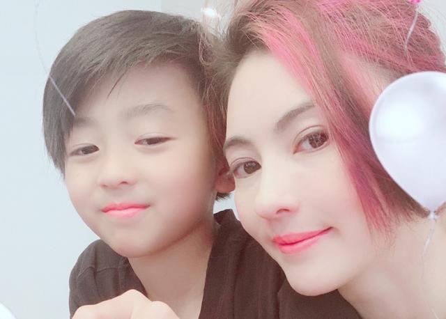 张柏芝三胎新照曝光，打破是混血的谣言，生父