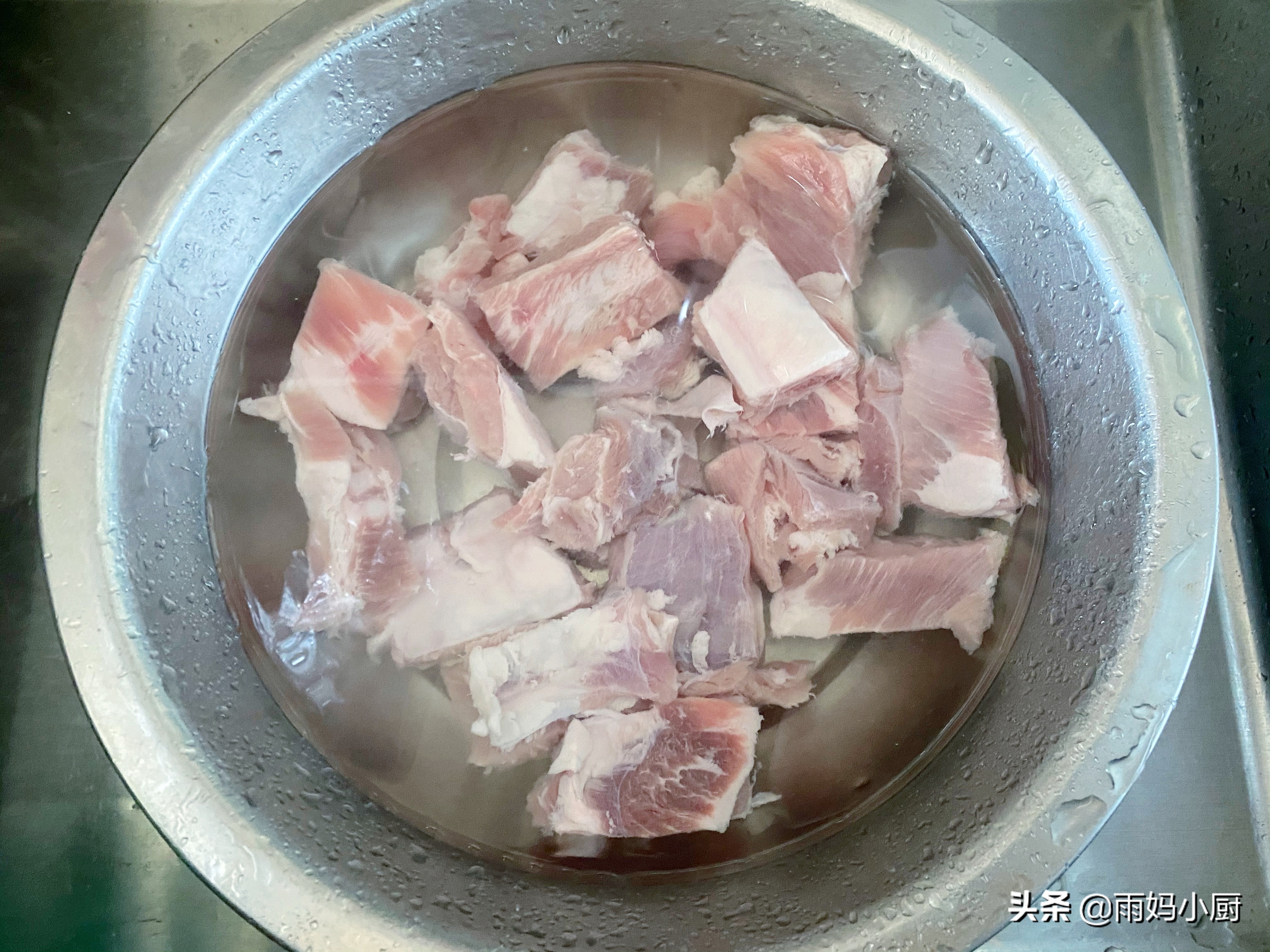 排骨别只会煲汤了，试试这做法，软嫩入味又下饭，好吃到吮手指