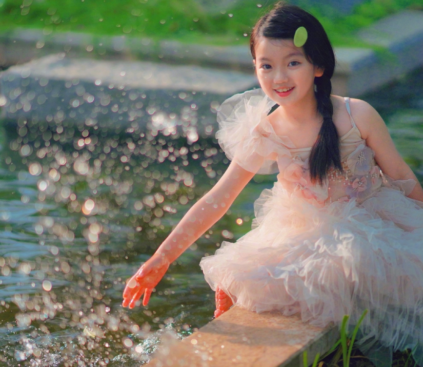 《爸爸去哪儿4》播出四年后，8岁阿拉蕾晒近照，萌娃已变成美少女