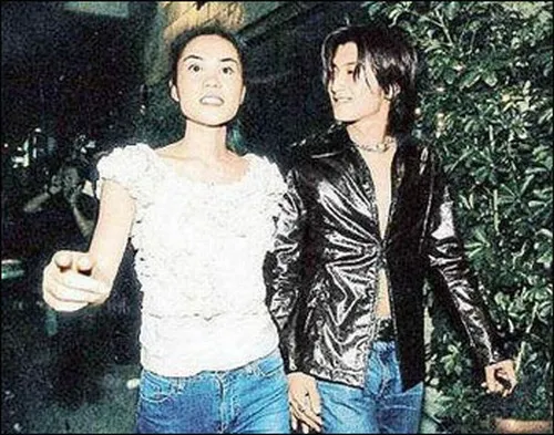 两个中年人牵个手，整个娱乐圈抖了抖