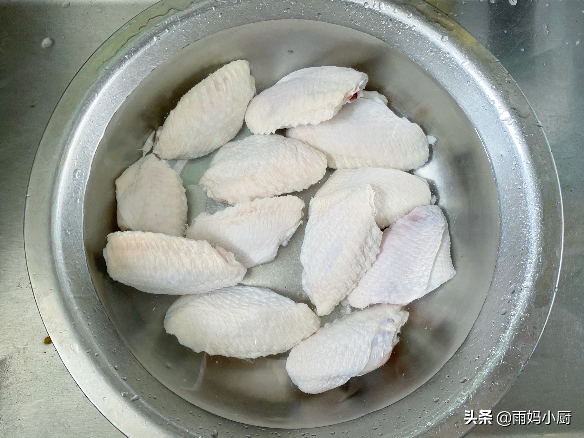 柠檬蒜香烤鸡翅的家常做法，清爽美味不油腻，做法简单零失败