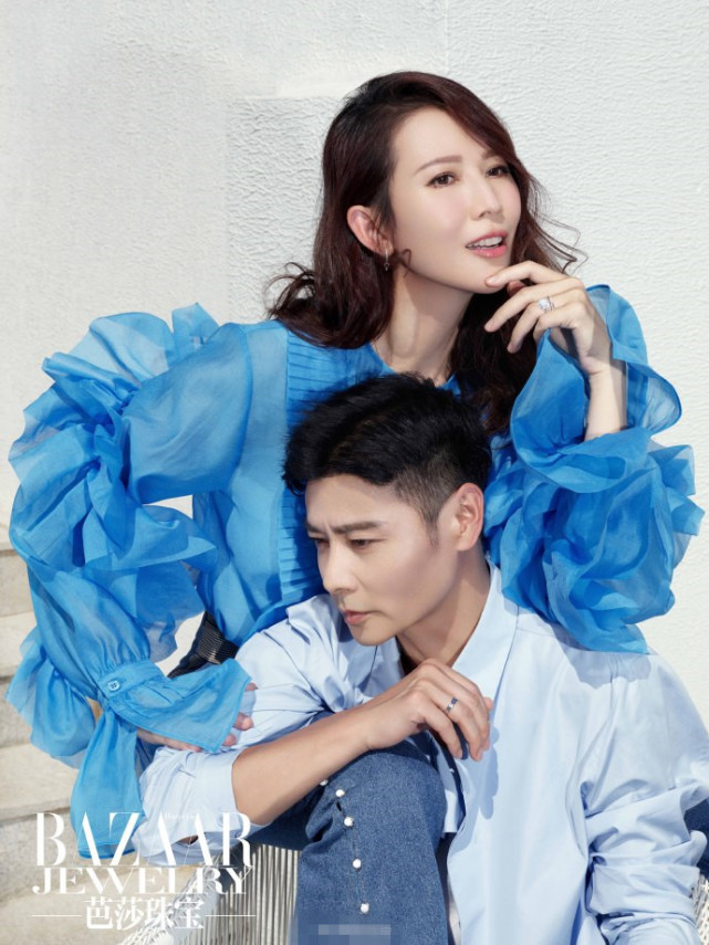 蔡少芬夫妇七夕大撒糖，张晋帮老婆涂口红上演摸头杀，甜如初恋