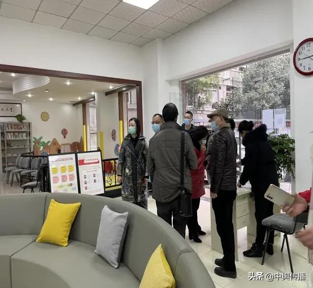 内江市政法委二级巡视调研员李若木一行到翔龙社区调研疫情防控工作