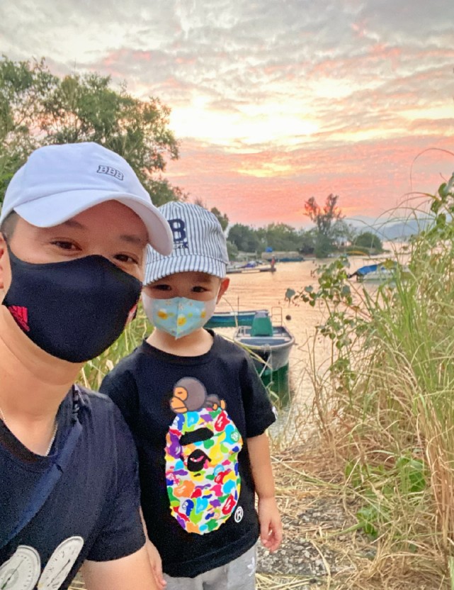 李乘德晒和儿子的日常，父子俩有爱相伴，一起散步看夕阳超惬意