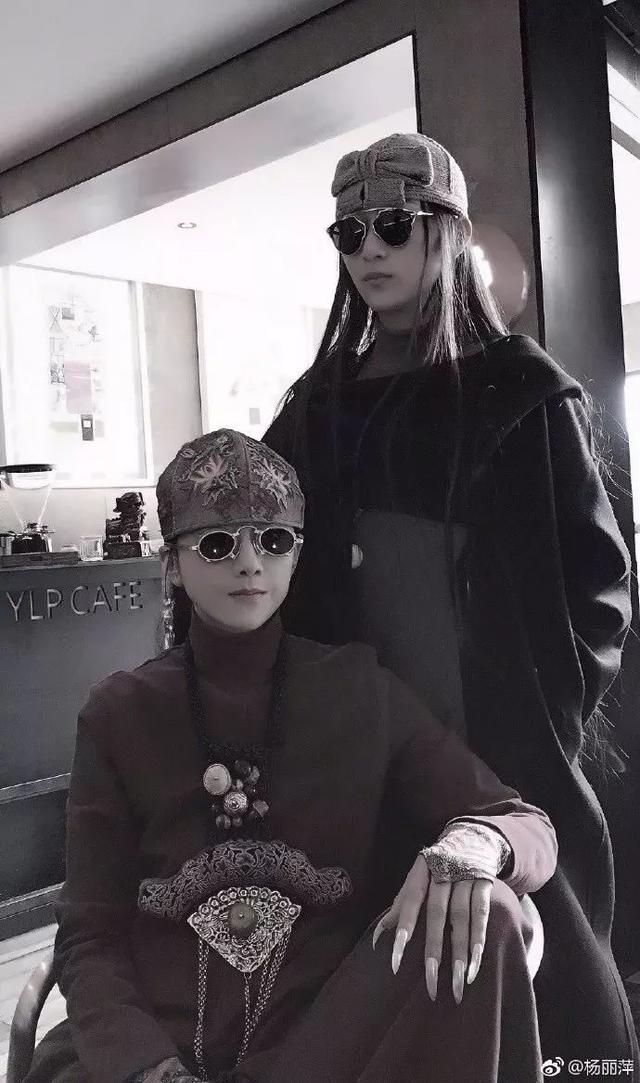 杨丽萍女徒弟和同性爱人结婚，婚礼现场曝光，双方爸爸拥抱