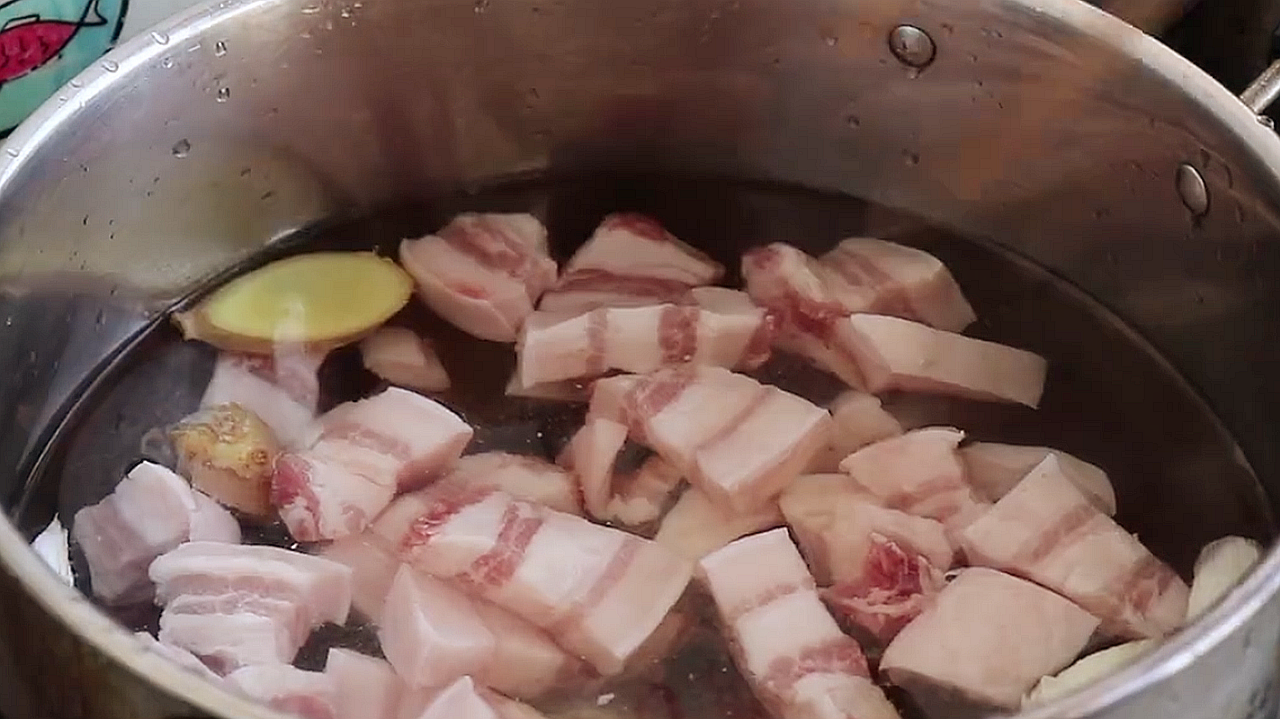 廚師教你紅燒肉的做法，軟糯香甜，肥而不膩，過年吃著真香