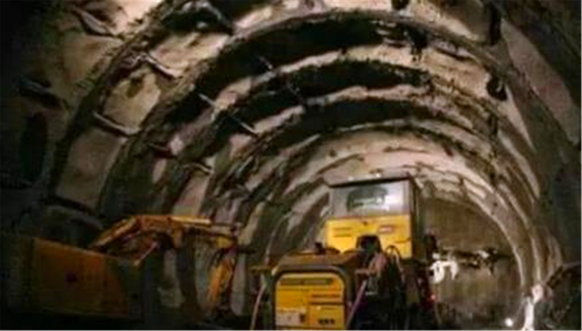 中国建隧道3年才挖4米，印度看后嘲笑，德国却竖