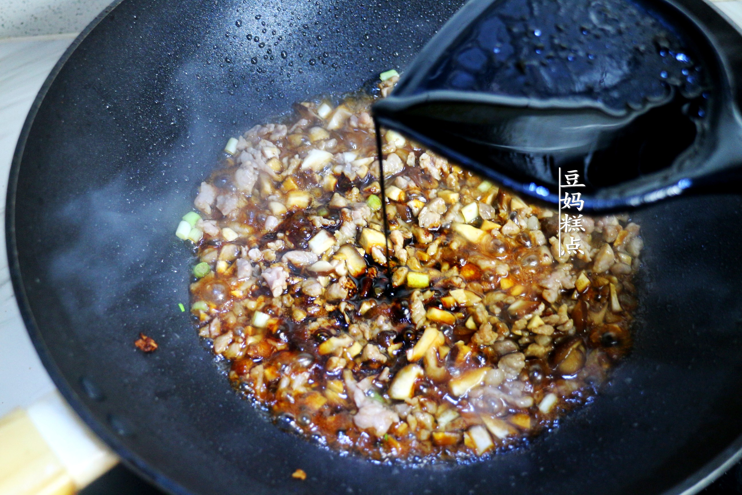 冷天，豆腐和雞蛋一起蒸，簡單又營養，孩子連吃2碗米飯