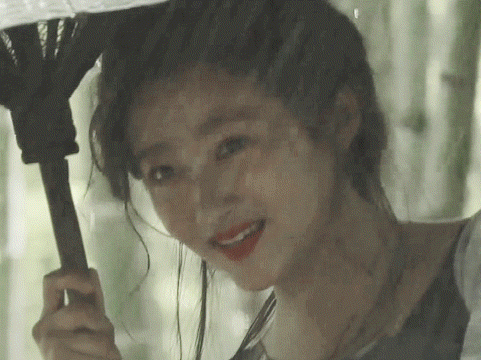 仿妆|关晓彤撑伞仿妆 妩媚成熟更深一筹