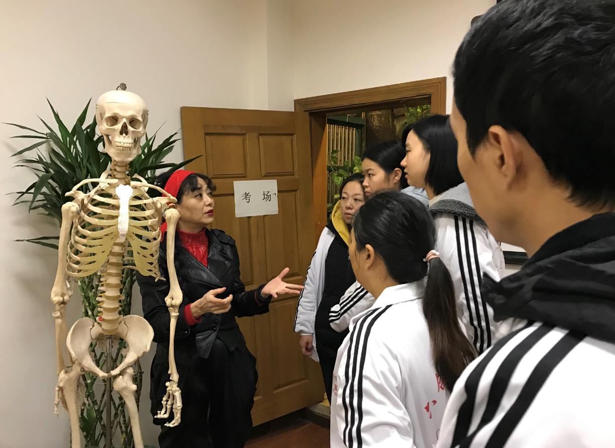 你以為的S型身材，也許那是骨盆前傾