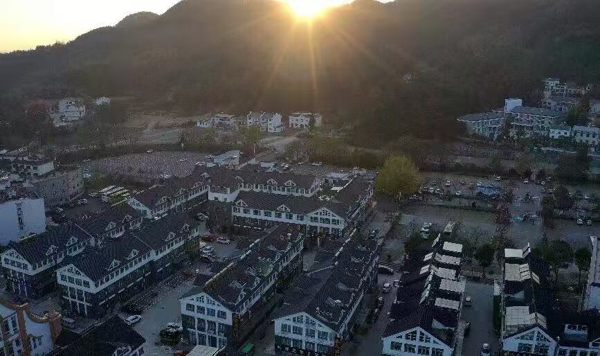 百名武漢戰疫英雄暢游天柱山