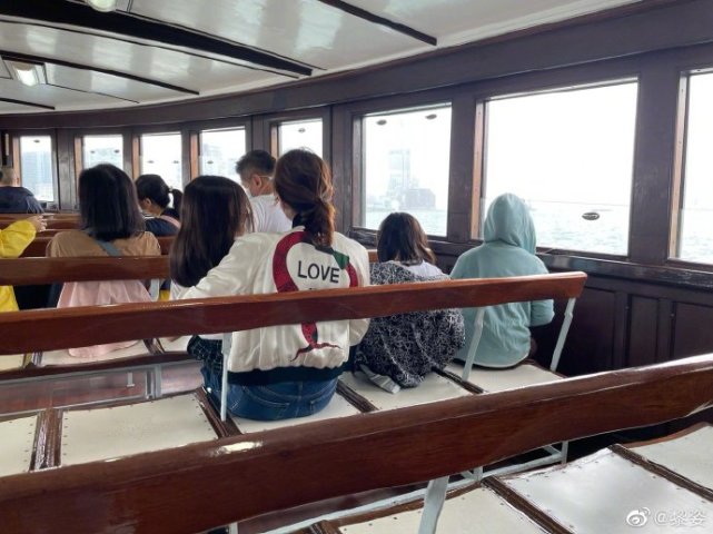 黎姿曬老公視角照，帶女兒旅行超溫馨，三小豬排排站背影亭亭玉立