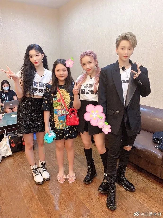 李湘晒出王诗龄和偶像合照，粉丝却认为王诗龄