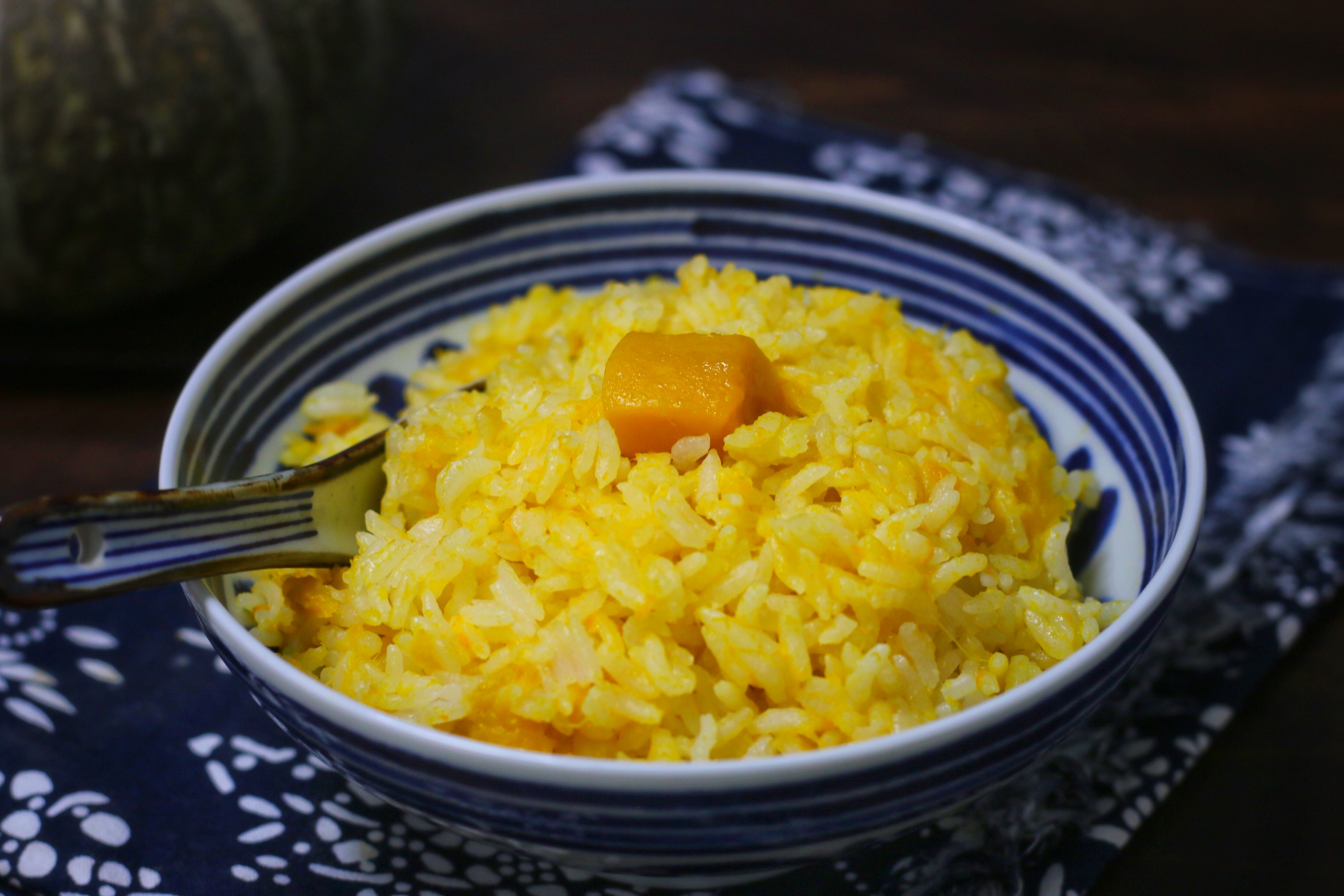 用南瓜燜了一鍋飯，沒炒菜，孩子吃得有滋有味，秋天就愛這麼吃