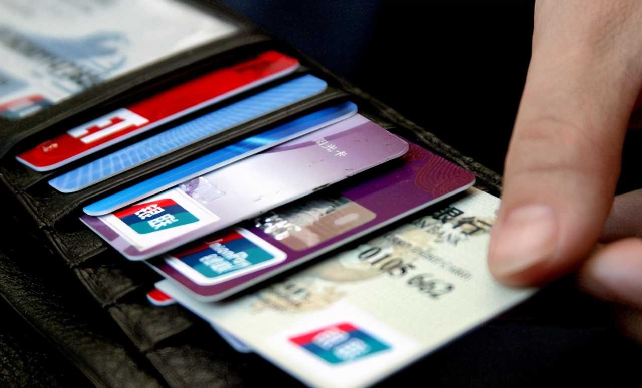 有多张银行卡的人要注意了，央行发布新规定，