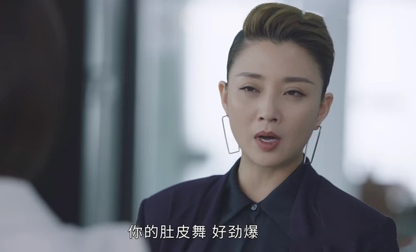 Looked " green " , just discover Yan Tao wear build and hyperbole earring, it is duty field female advocate edge tool