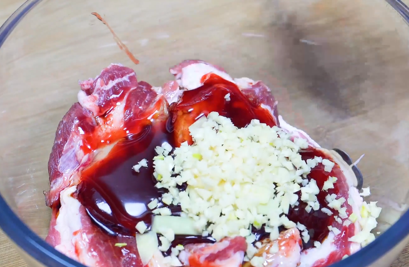 蜜汁叉燒肉，一個電飯煲就能輕鬆搞定，鮮嫩多汁，好吃到停不下來