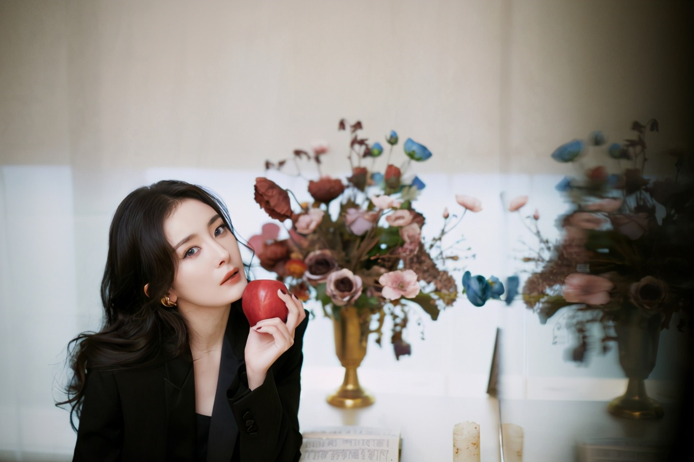 杨幂活动生图被扒，脸部岁月感明显，34岁还能卖少女感多久？