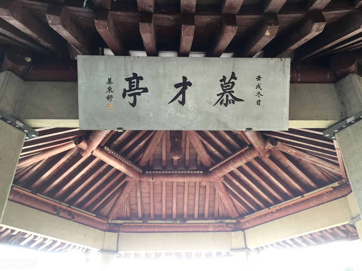 西湖有哪三绝，成就了杭州浪漫爱情之都的主色调？
